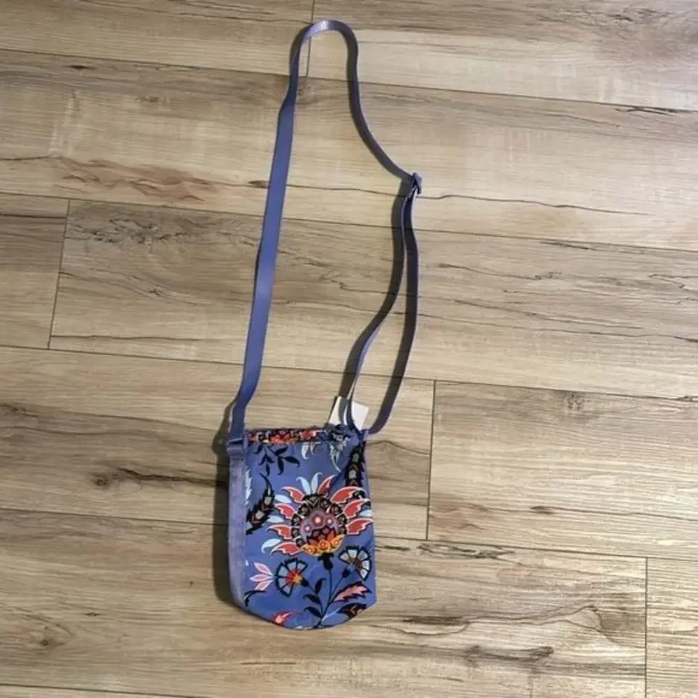 NWT Vera Bradley Lighten Up Water Bottle Crossbody